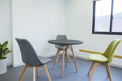 芬兰交叉双臂的含义